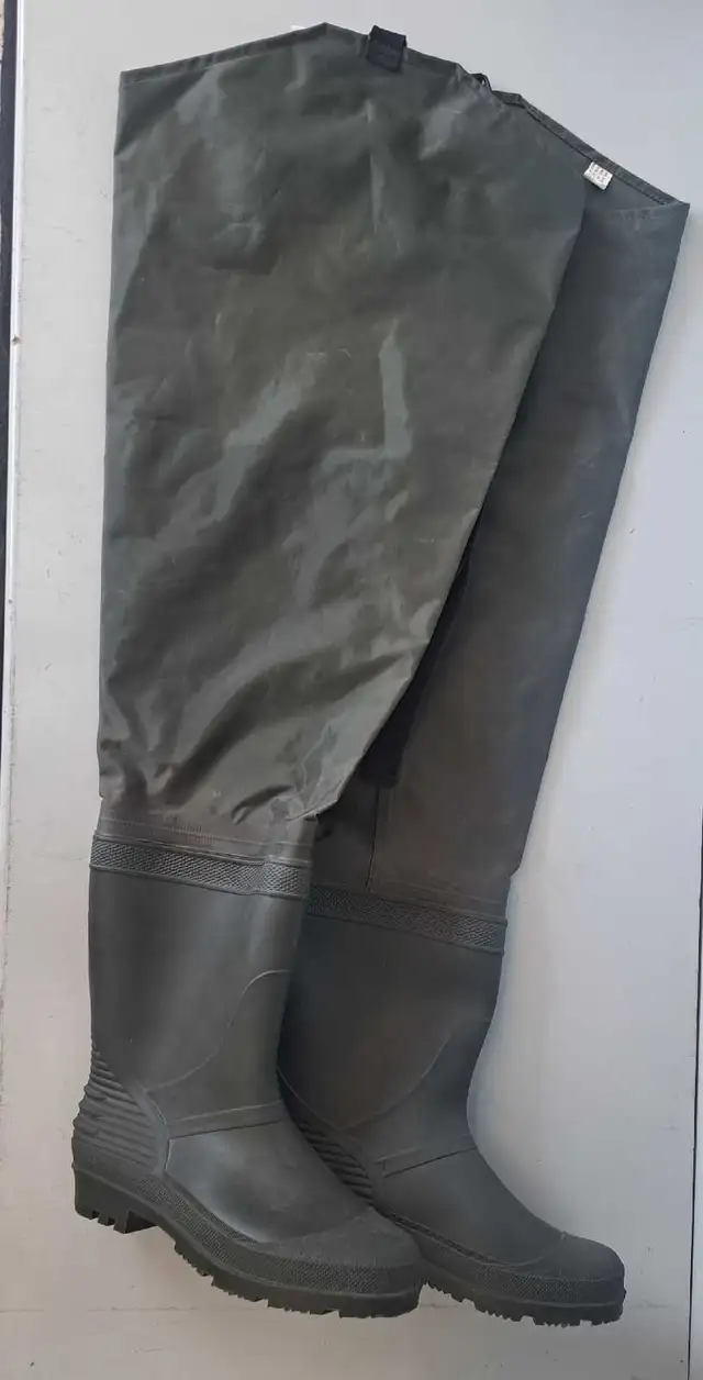Size 9 Omni Thigh Waders (32489830) in Fishing, Camping & Outdoors in Calgary - Image 2