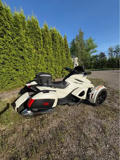 - Can-Am Spyder RT LIMITED 2013 - Bas kilométrage, état A1 - Moteur Rotax bicylindre en V de 998 CC...