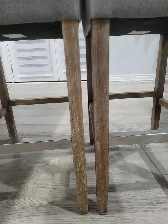 High top bar stool set in Chairs & Recliners in Oakville / Halton Region - Image 3