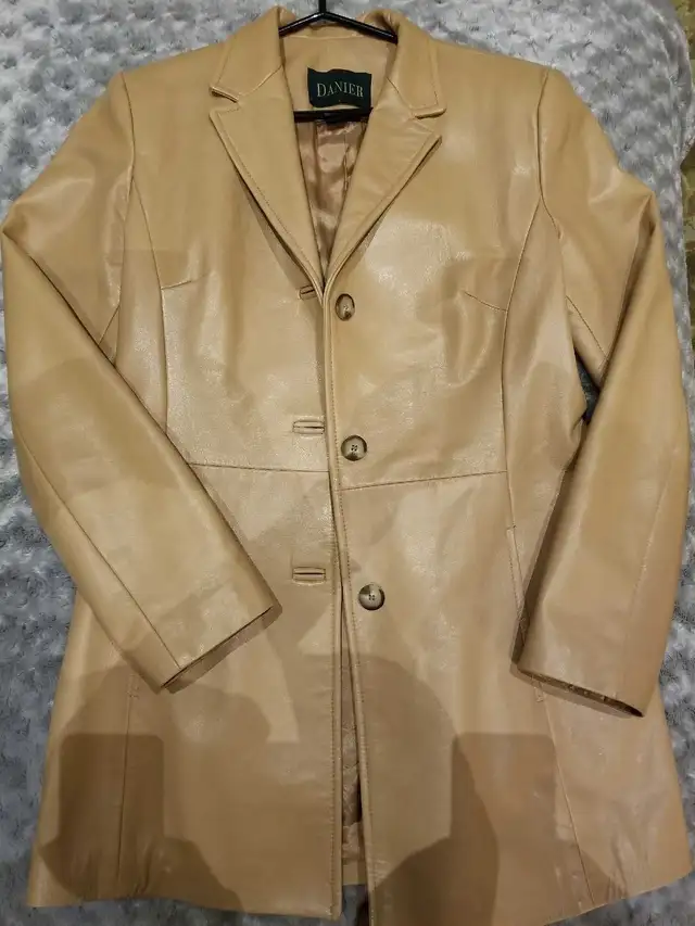 Women's Danier Leather Jacket in Women's - Tops & Outerwear in Oakville / Halton Region - Image 3