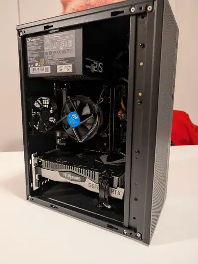 Ordinateur gaming SFF fraichement monté. Le tout fonctionne parfaitement CPU: Intel i5-10400 Cooler:...