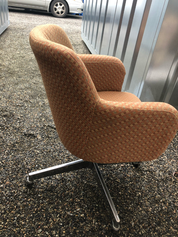 free cloth desk chair with caster wheels in Chairs & Recliners in Kelowna - Image 3