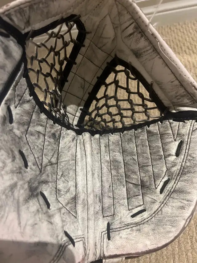 Warrior Ritual Gt Pro Goalie Trapper in Hockey in Ottawa - Image 4