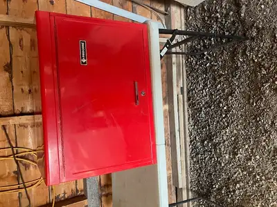 *Pending* Good Upper Toolbox, roller slides, comes with keys