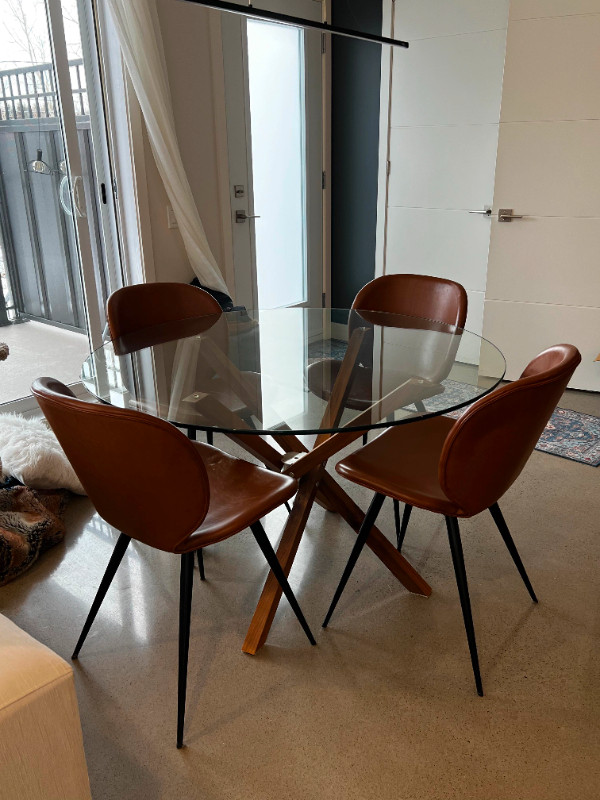 Table en verre noyer rustique avec 4 chaises dans Mobilier de salle à manger et cuisine  à Trois-Rivières - Image 3