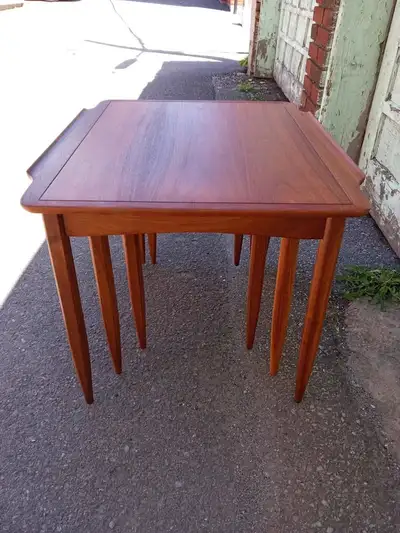 Rare tables gigognes mid century moderne en noyer de grandeur table de coin 29x22 et 21 pouces de ha...