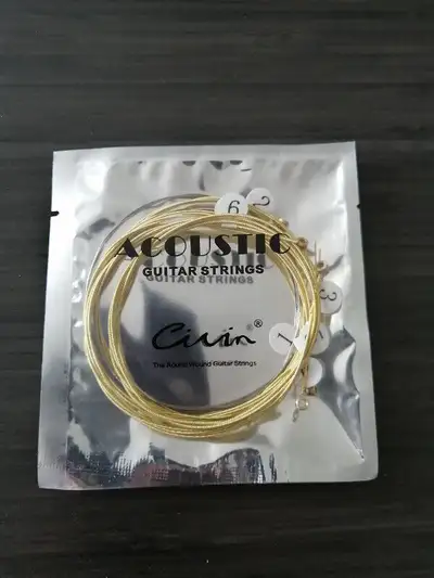 Matériel: fil d'acier. Cordes Acoustique, les 6 cordes 10.00 $ et 3em corde de guitare électrique. 2...
