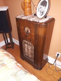 Antique Deforest Crosley Saturn Radio