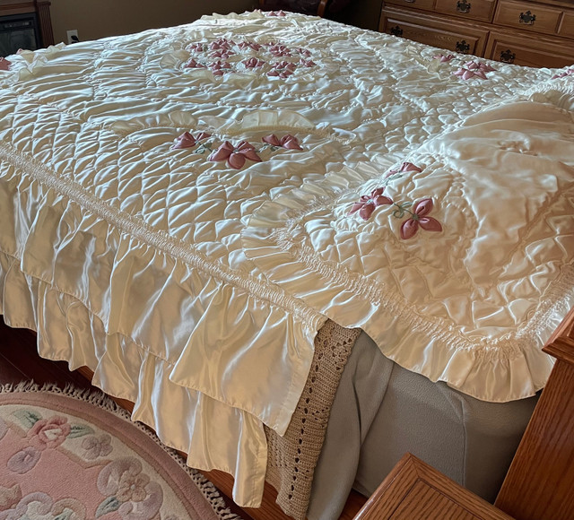 Satin finish King Size Bedspread  in Bedding in Mississauga / Peel Region - Image 2