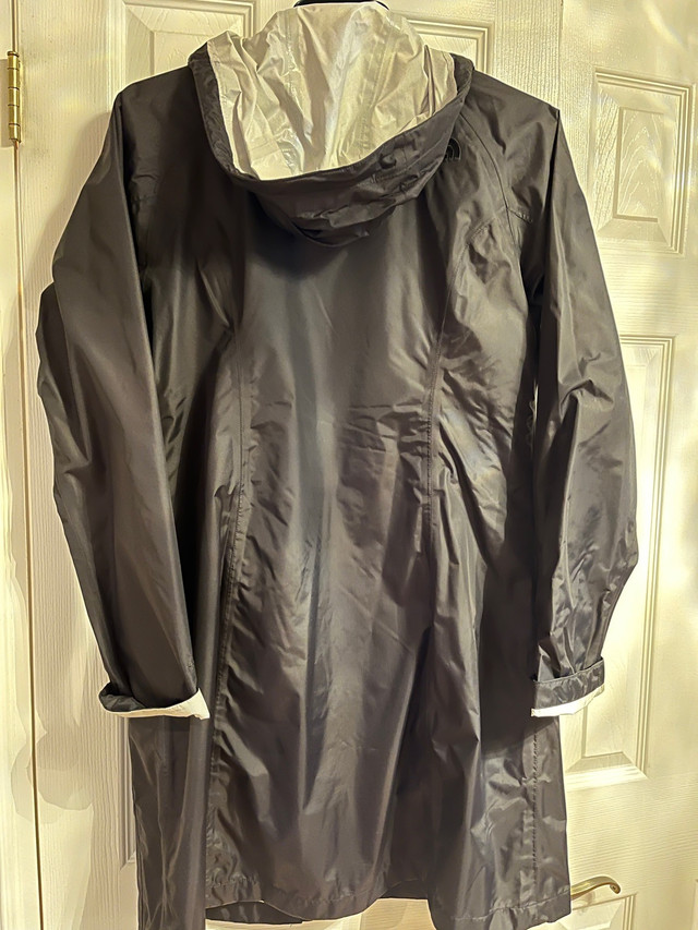 The North Face rain coat  dans Femmes - Hauts et vêtements d'extérieur  à Ville de Montréal - Image 3