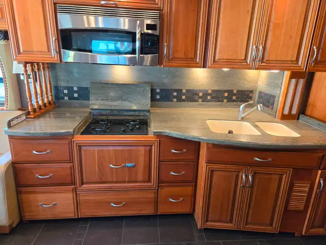Luxurious and meticulously maintained 2011 Newmar Mountain Aire in RVs & Motorhomes in Vernon - Image 4