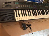 Synthétiseur portable Yamaha DSR-500 très peu utilisé 