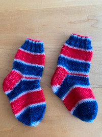 Chaussettes 0-4 mois bleu-blanc-rouge tricotées la main (C359)