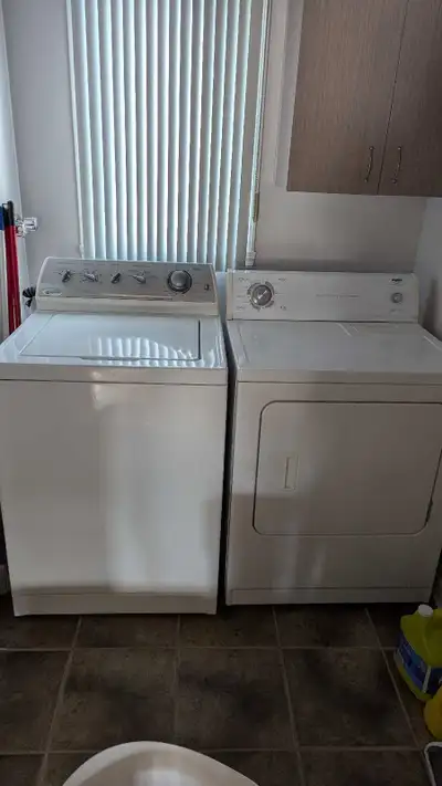 Je vends une laveuse Whirlpool et une sécheuse Inglis, parfaites pour équiper votre buanderie avec d...