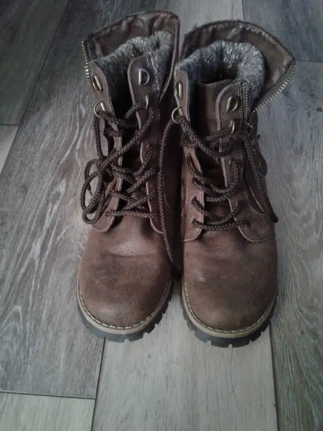 Women winter boots size 5.5 in Women's - Shoes in Calgary - Image 2