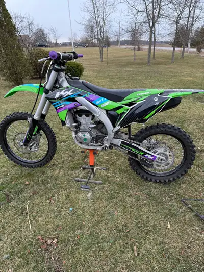 mint kawasaki 450 barely riden comes with extra plastics, ownership and 3 different ride mode chips...