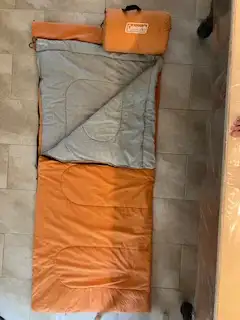 Sac de couchage de marque Coleman de couleur orange. Dimensions: 80 cm (31,5") X 178 cm (70") Doublu...
