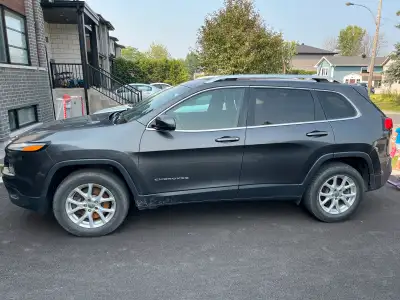 Jeep Cherokee North 2016 avec un moteur V6 3.2L, vendu en l’état, 100000 km. Parfait pour mécanicien...