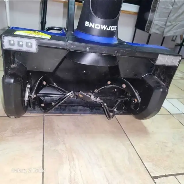 SNOW BLOWER  SnowJoe SJ627E in Snowblowers in City of Montréal - Image 5