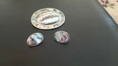 Laval,broche et boucle d'oreilles à pinces,nacre coloré, View more