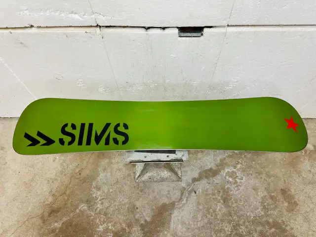 Sims kids snowboard 125 cm with Sims jr bindings  in Snowboard in Markham / York Region - Image 7
