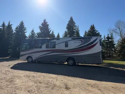 Signature Triple E Freightliner 2009 Diesel Great shape low km Always wintered indoors $82,000.00 ob...