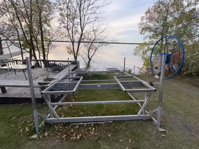Currently using with 20’ pontoon boat but can accommodate longer. Pontoons sit on square metal bunks...