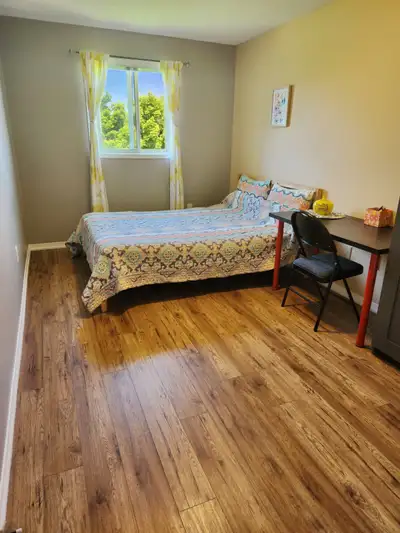 A big, bright, clean, and cozy furnished private room with a closet is available for rent (单房). The...