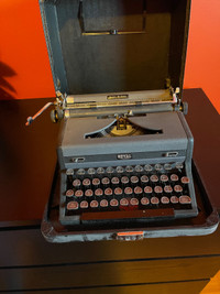 VINTAGE ROYAL QUIET DELUXE TYPEWRITER AND CASE