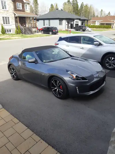 À qui la chance? Voiture sport décapotable 370Z Touring Roadster AT. Toujours été très bien entreten...