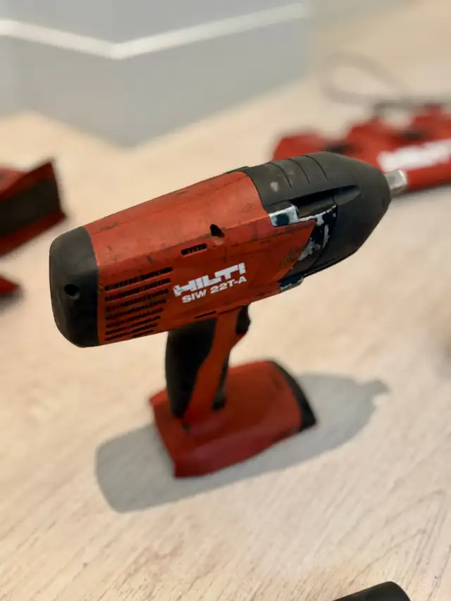 Hilti 1/2" Impact Gun SIW 22T-A in Power Tools in Calgary - Image 2