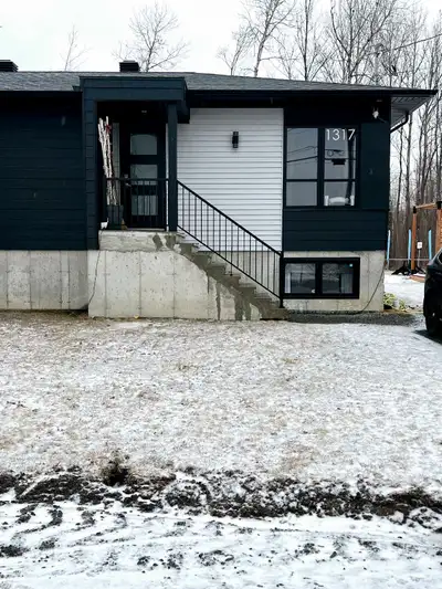 Disponible le 1er Juillet 2025. Maison jumelée à louer sur le plateau Laval, secteur Ste-Angèle à Bé...