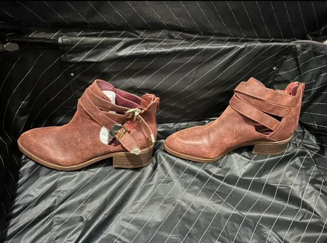 Brand New-Seychelles Brown Suede Ankle Boots-Size 8 in Other in City of Toronto - Image 4