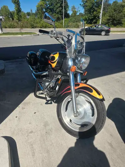 Moto Honda Shadow Sabre 1100 cc avec seulement 3700 km. Tout original. Raison de la vente personne a...
