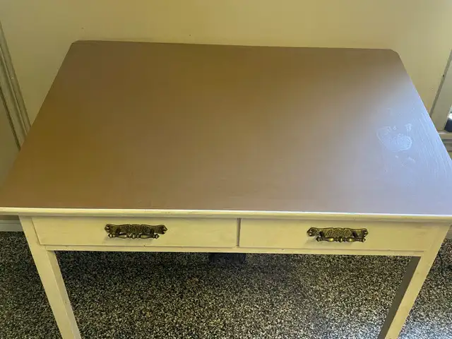 Wooden desk in Desks in Charlottetown - Image 2