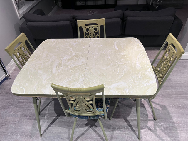Table with 4 chairs in Dining Tables & Sets in City of Toronto
