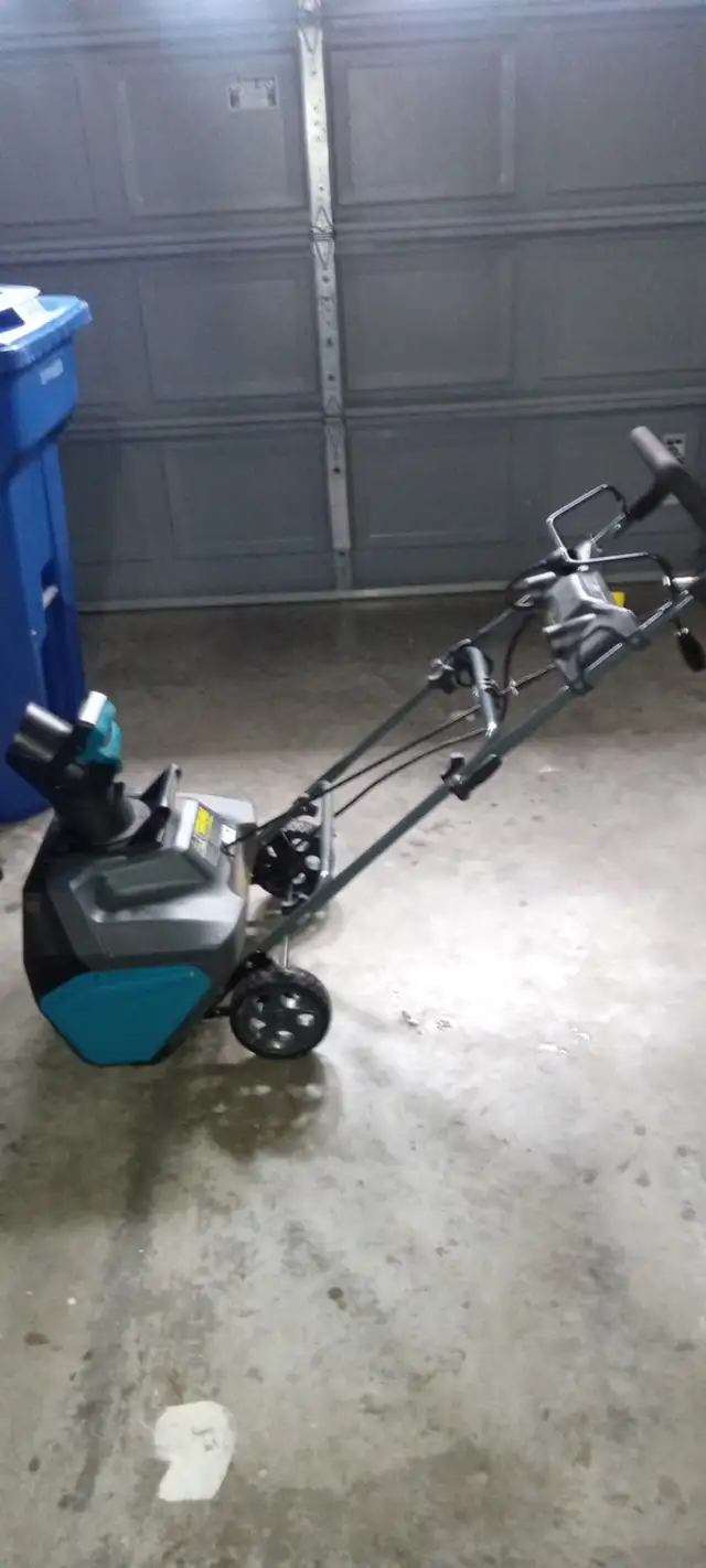 snow thrower in Snowblowers in Windsor Region - Image 3