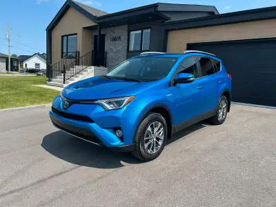Superbe Toyota rav4 hybride XLE 2017 couleur electric strom blue, 1 seul propriétaire avec bas kilom...