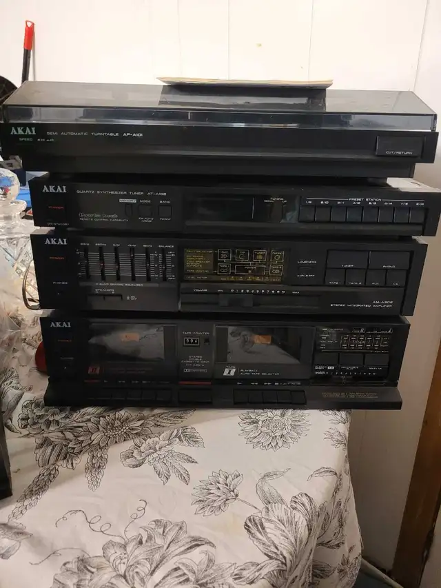 AKAI STEREO. FISCHER STEREO. RECEIVER. TURNTABLE. CASSETTE DECK. in Stereo Systems & Home Theatre in City of Toronto - Image 3