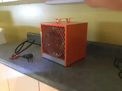 Chaufferette électrique 4800 Watts. Fonctionne sur le 240 V. Thermostat intégré. Avec fil et prise p...