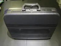 Valise en composite serrure Abloy avec 2 clés et code serrurier