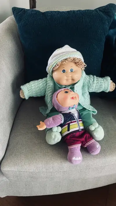 Je propose à la vente deux poupées Cabbage Patch Kids d'occasion, dont une grande poupée classique v...