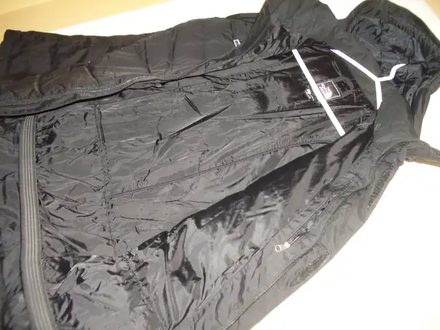 The North Face -- duvet ski jacket -- manteau hiver -- size S in Women's - Tops & Outerwear in City of Montréal - Image 6