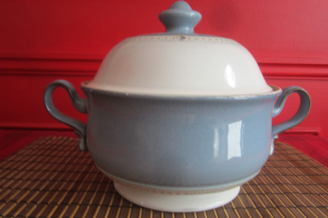 Denby Castile 2 Quart Covered Casserole Dish in Kitchen & Dining Wares in Ottawa - Image 2