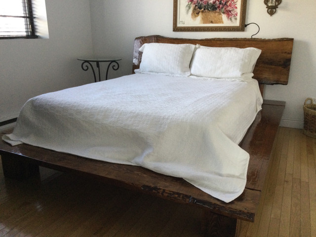 Magnifique lit de bois fini à l’epoxy de style industriel  dans Lits et matelas  à Laval/Rive Nord