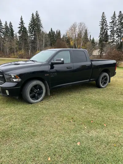 2023 Ram 1500 Classic SLT Crew Cab 4x4 Truck is in excellent condition! No accidents! Cloth interior...