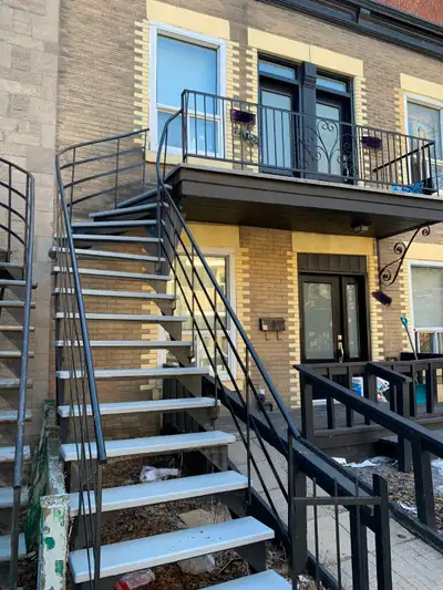 Situé sur dans un triplex à quelques pas du parc Lafontaine et de plusieurs magasins, restaurants et...
