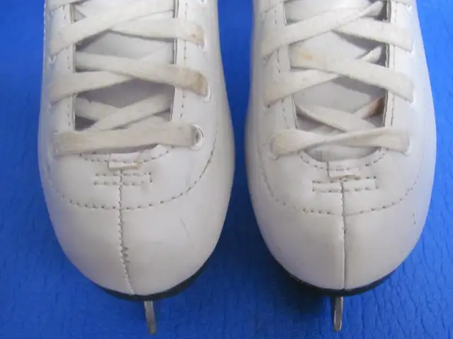 WINNWELL FIGURE SKATES Size-5 (Inner Length 21cm/8.2'') Dwight in Skates & Blades in Muskoka - Image 5