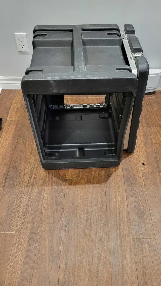 Rackmount SKB 8 espaces in Pro Audio & Recording Equipment in Sherbrooke - Image 4