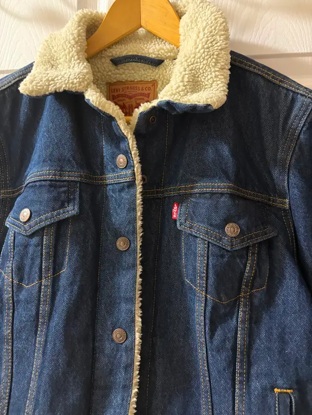 Levi’s Denim Sherpa Trucker Jean Jacket fits womens S/ M in Women's - Tops & Outerwear in Oshawa / Durham Region - Image 2